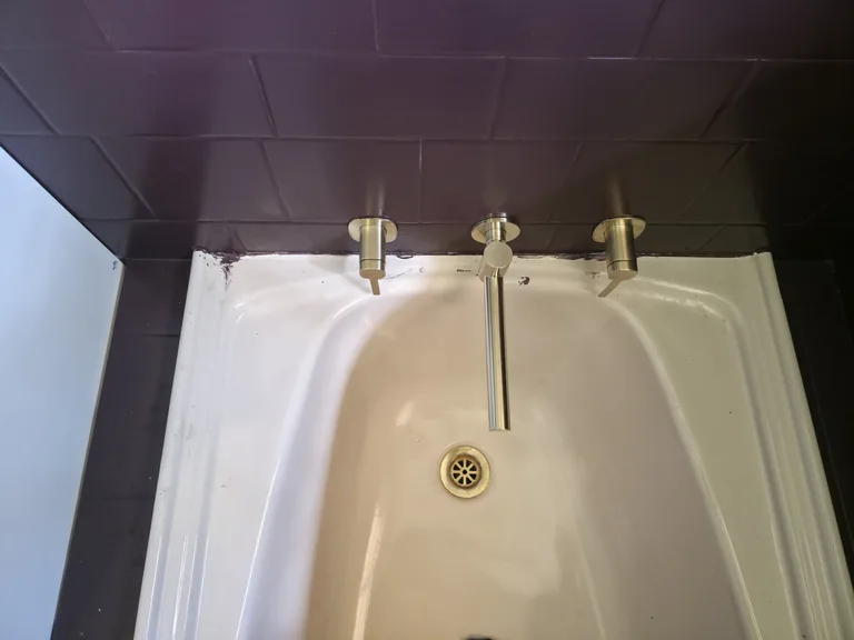 Bath rim and taps before detailing