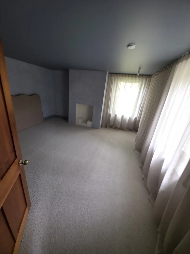 Upper room and carpet